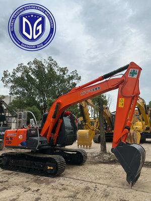 Máy đào 12 tấn Hitachi ZX120 được sử dụng với độ bám và lực kéo tốt