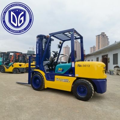 Komatsu 3 Tons Forklift Độ cao khai thác tối đa 5180mm Xanh khai thác tối đa 5125mm Cho việc nâng và vận hành tải nặng