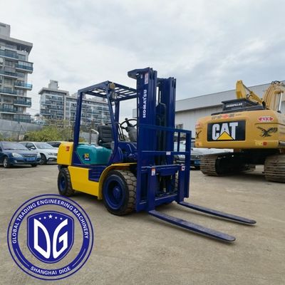 Komatsu 3 Tons Forklift Độ cao khai thác tối đa 5180mm Xanh khai thác tối đa 5125mm Cho việc nâng và vận hành tải nặng