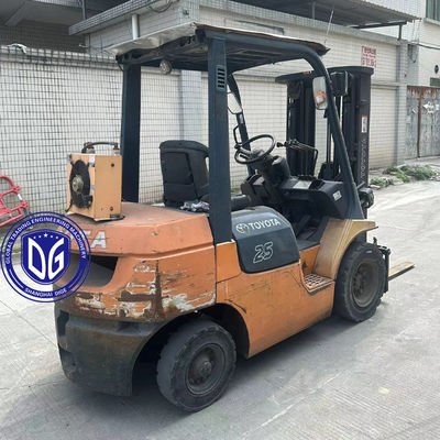 Chiếc xe nâng Toyota gốc 2.5t bền và trong tình trạng tốt Chi phí bảo trì thấp