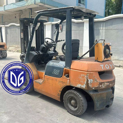 Chiếc xe nâng Toyota gốc 2.5t bền và trong tình trạng tốt Chi phí bảo trì thấp
